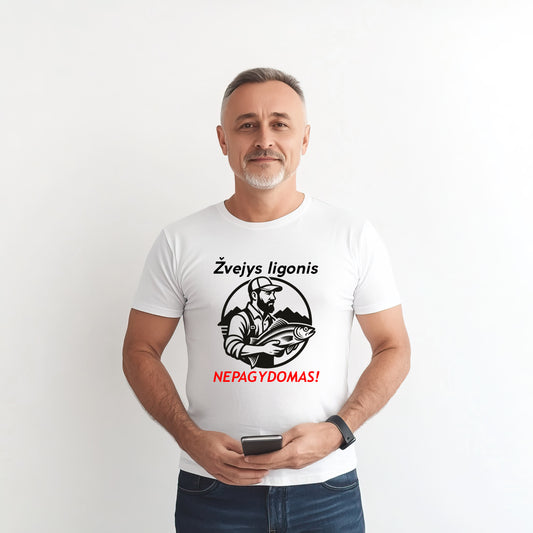 Juodi marškinėliai su užrašu Žvejys Ligonis – Nepagydomas! 🎣 Puiki dovana žvejui. Originalūs žvejų drabužiai internetu Rubistai.lt – marškinėliai, džemperiai, dovanos žvejams.
